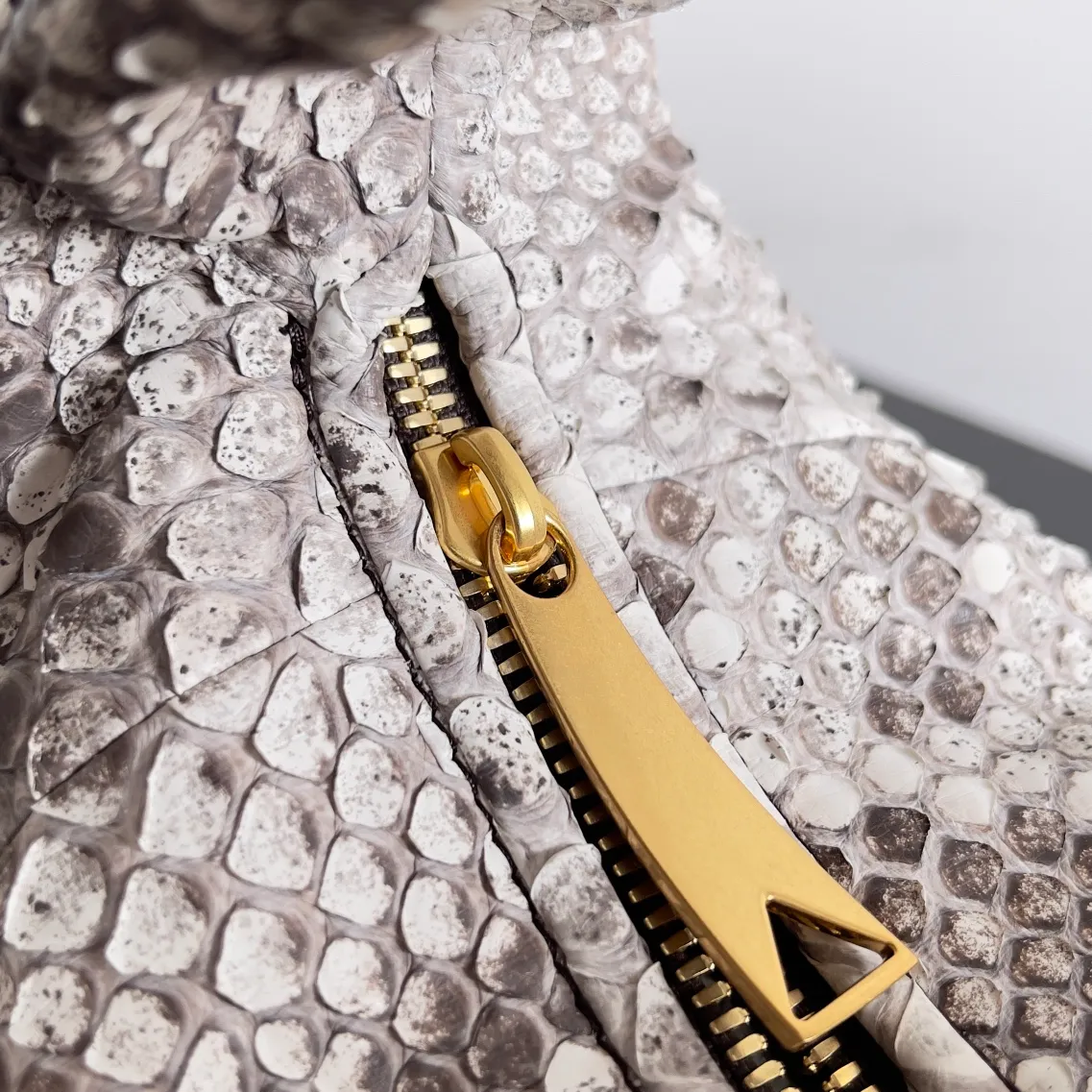 Batch 2760 Bottega Veneta python skin Jodie, this kind of rare leather bag always makes people feel difficult to control, but in fact, the simpler the clothes, the more natural and wild beauty of the bag can be shown. Jodie is a classic model of BV family. This time the python skin breaks the original cute and sweet style. It must be said that the designer's bold attempt has created a different kind of beauty. The representative spirit of python is strength and mystery, which corresponds to the beautiful quality of modern women's independence and strength. Style number: 789246 Size: 23*15*5cm